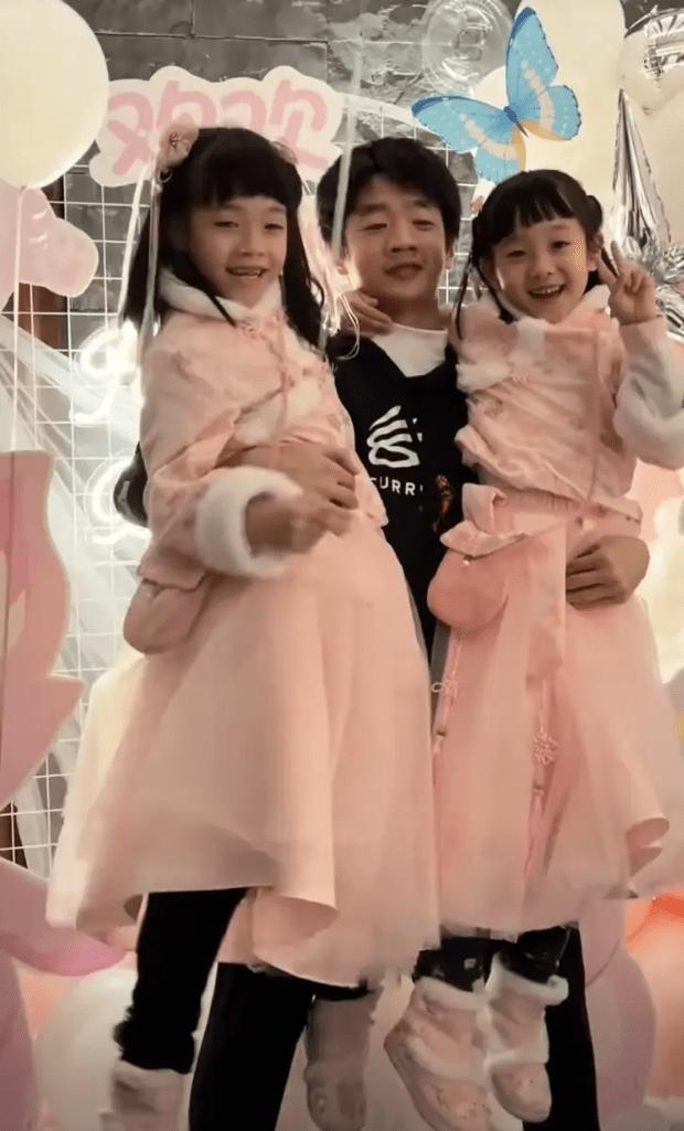 楊威一家爲雙胞胎女兒慶生 楊陽洋送作業眼神寵溺-娛樂-今日熱點-聚焦看點