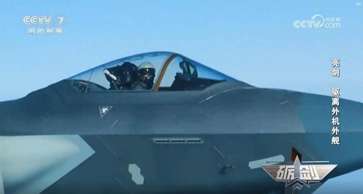 殲-20東海亮劍迫使外軍機急轉逃離，美日媒體認爲遭遇的是F - 35