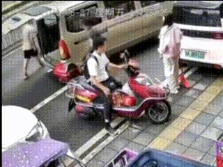 監控拍下驚險瞬間！兩把菜刀從天而降，摩托車主抱頭躲開，貴陽警方已介入