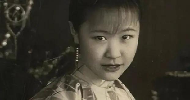 溥儀妹妹韞穎街邊擺攤，馬未都持官窯相示遭淡然對待