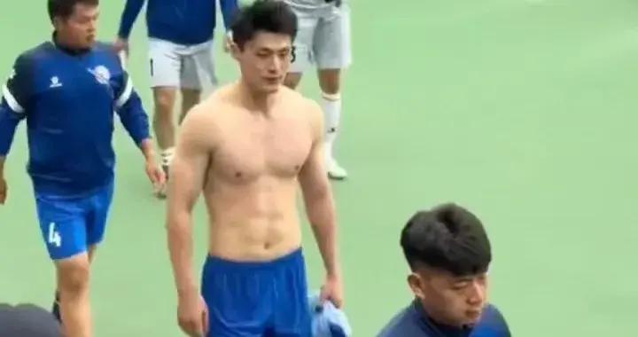 蘇超連雲港隊38號球員有八塊腹肌，誰沒有誰尷尬，央視拿下轉播權