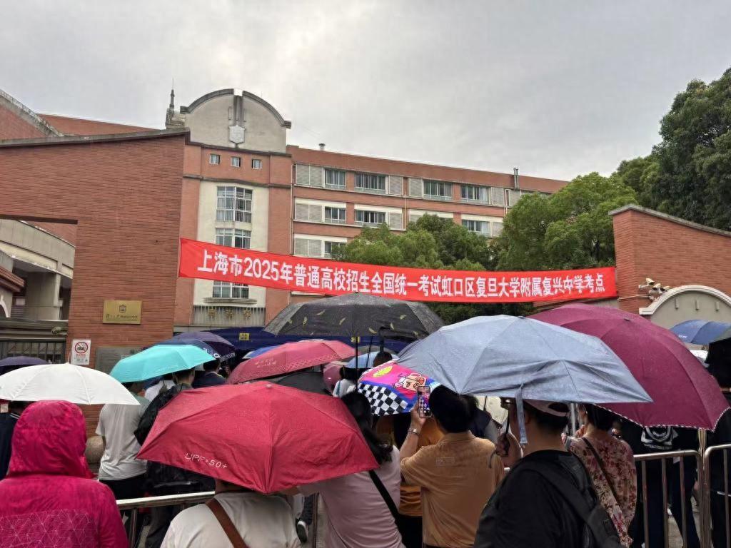 上海6萬多名考生雨中趕考：“高考很重要，但不是唯一的機會”
