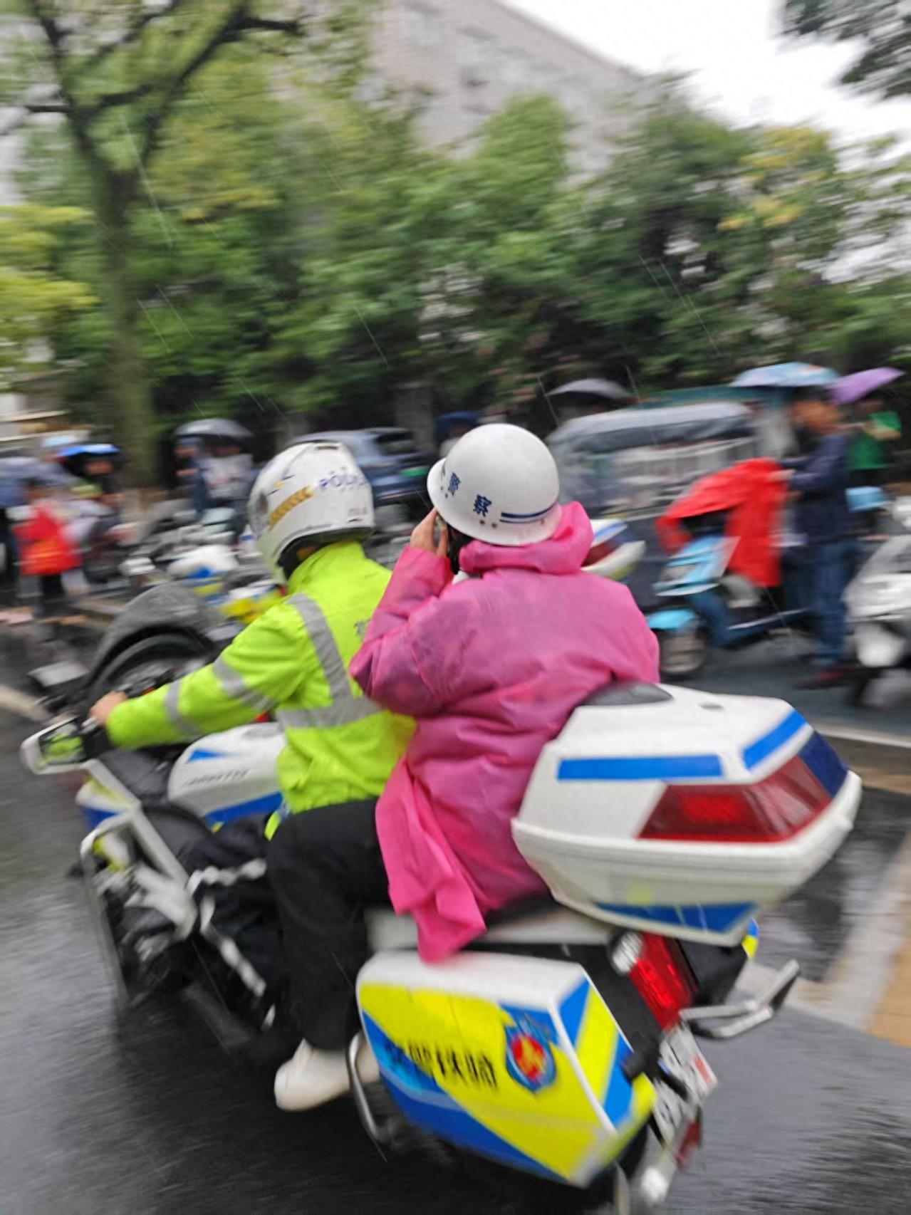 高考首場一考生跑錯考點 鐵騎冒雨助力火速“轉場”