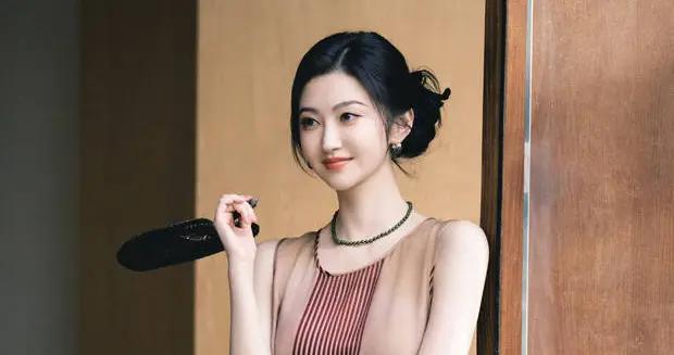 景甜穿無袖長裙典雅溫婉 盤發造型知性甜美