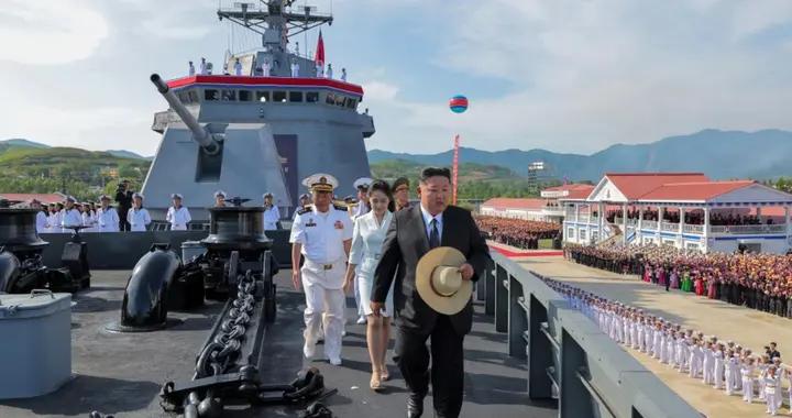 朝鮮驅逐艦二次下水，金正恩登艦仔細檢查，笑容滿面終於滿意了