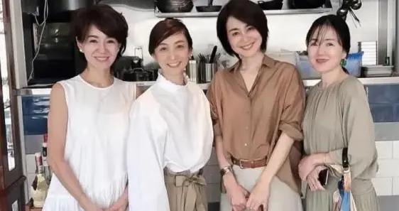 等我老了也要學日本主婦這樣打扮：發微卷、裙過膝、化淡妝，真美