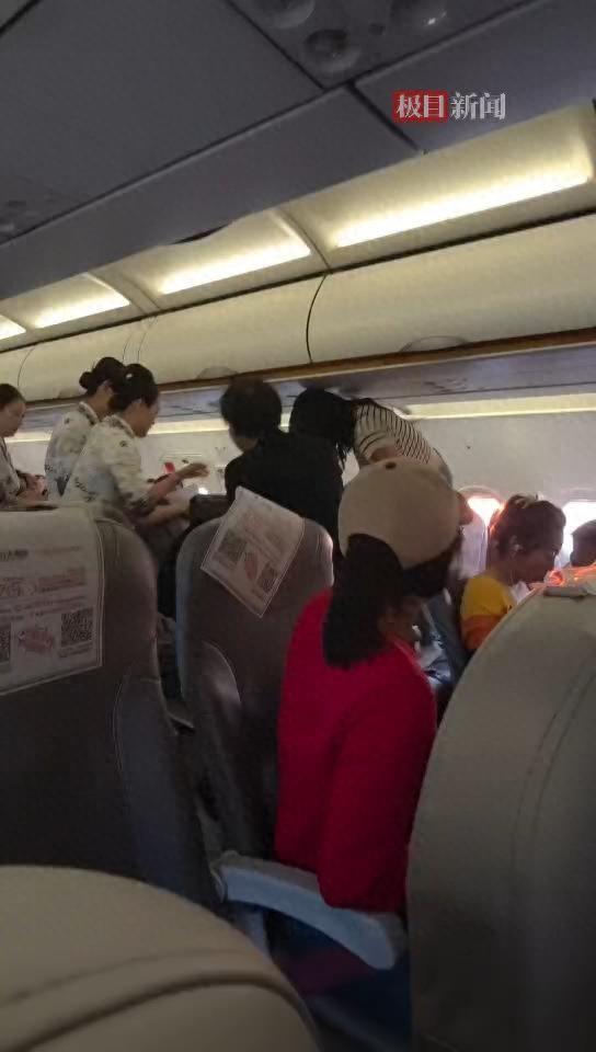 萬米高空年輕男子大喊一聲倒地不起，前排女子翻座椅3分鐘緊急心肺復甦緩解病情