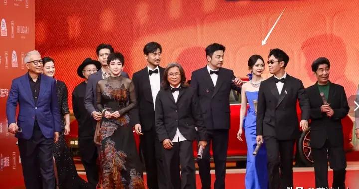 上影節紅毯展現明星高情商：楊冪直接走在後排，王俊凱拒站C位