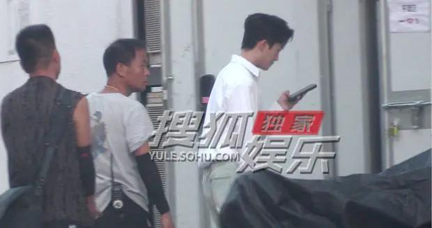黃子弘凡工作到深夜依舊元氣滿滿 穿白襯衫像校園劇學霸男主
