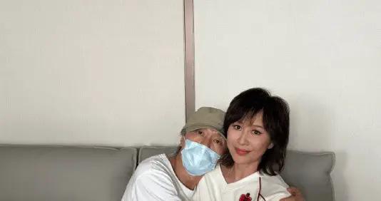 劉嘉玲曬與周星馳擁抱合照 重現《大內密探零零發》經典臺詞