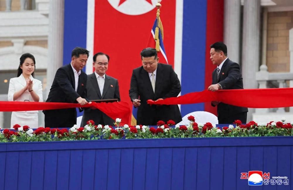 時隔一年半，金正恩妻子李雪主再露面