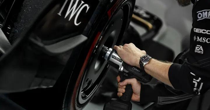 《F1™：狂飆飛車》全國熱映，IWC萬國表呈現APXGP車隊聯名時計