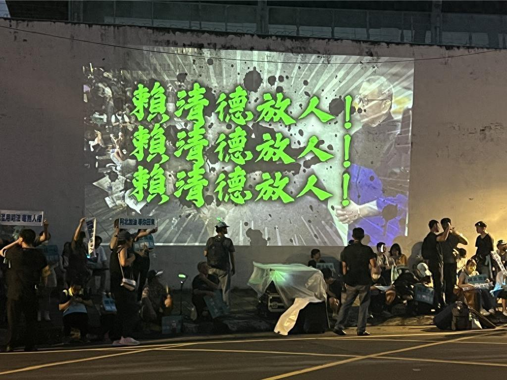 “臺灣是臺灣人的、不是民進黨的！”臺網紅“館長”聲援柯文哲激動落淚