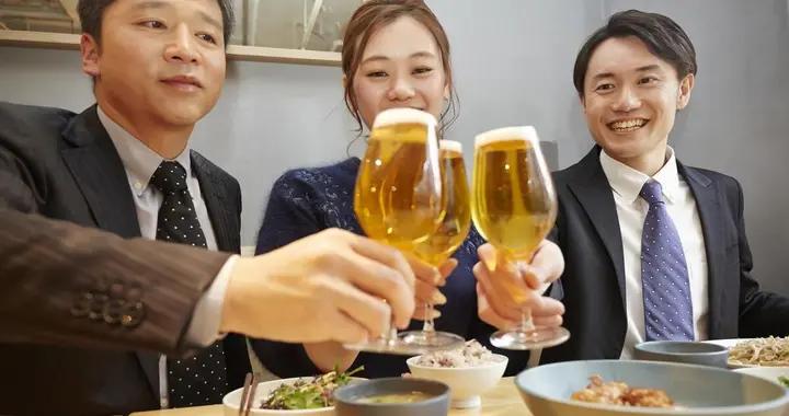 不敢去了，同學聚會，男女同學居然喝起了交杯酒