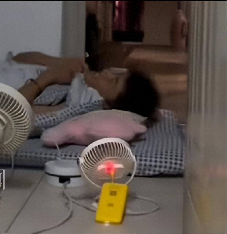哈爾濱一高校學生樓道乘涼睡覺，學校回應是否安裝空調