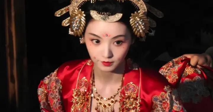 如果用一個顏色來形容唐代，我覺得是紅色，妝容多變，華麗又復古