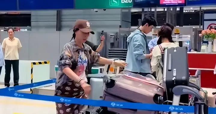 那英《花少7》機場搬行李路透曝光！被調侃是“全自動闖禍機”