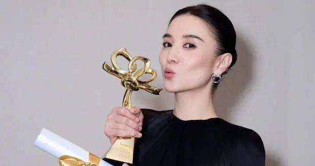 宋佳曬白玉蘭視後領獎照：恭喜1米73大美女！可真棒！