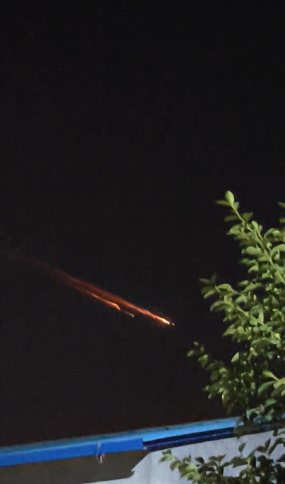 山東多地夜空現不明飛行物，目擊者稱一大帶小很亮，天體物理學博主：應是國外偵查衛星再入大氣層燒燬