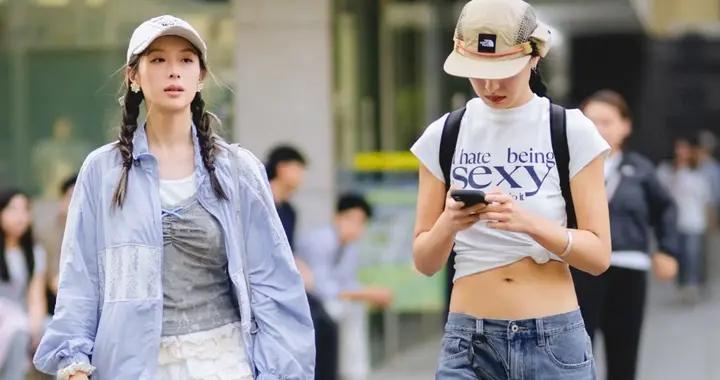 入夏後才發現：今年不興T恤了！滿街都是這3種“上衣”，洋氣百搭