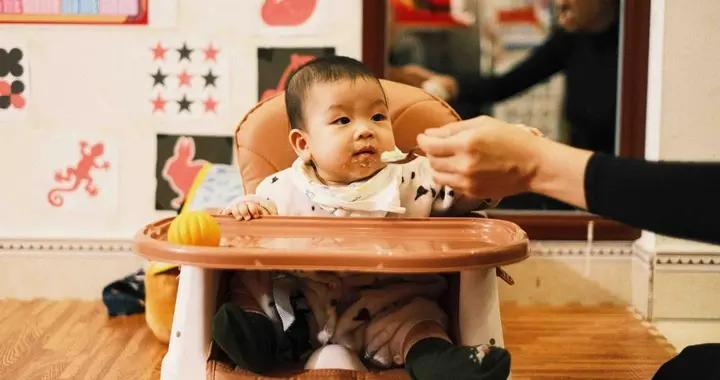 孩子多大能開始加鹽，越晚越好？兒科醫生：很多家長都做錯了