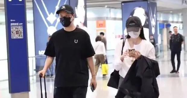 馬頔深夜接機李純 主動拖行李箱超甜蜜