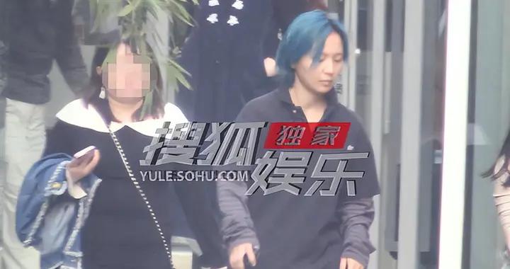周筆暢錄音棚收工表情嚴肅 藍頭髮配馬球衫酷颯利落