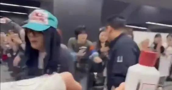 權志龍拒收粉絲送的茅臺 看到禮物後捂臉大笑