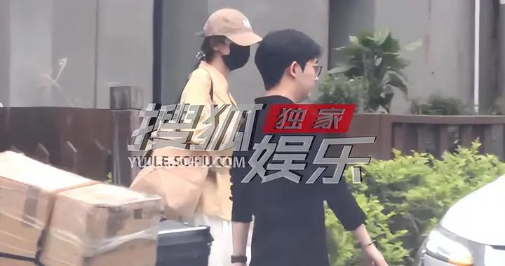 楊冪現身藝術區忙工作 新中式造型清秀亮麗