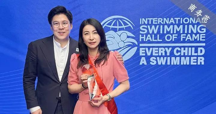 郭晶晶領獎站C位，老公和公公“護法”！豪門兒媳爲啥她地位高？