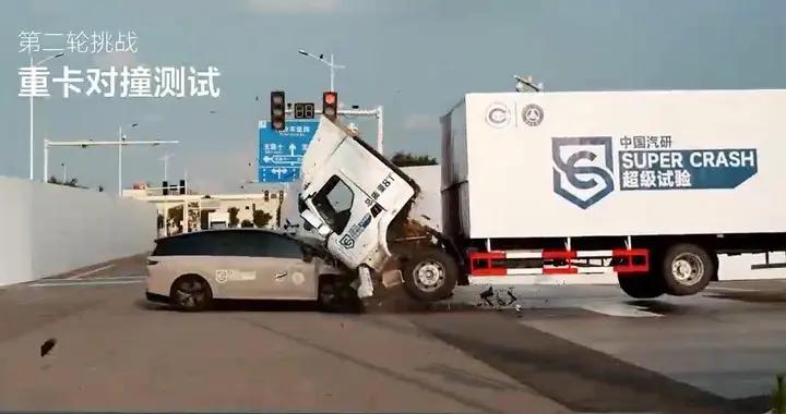 理想i8與乘龍卡車對撞測試，驚動廠家？網友：再撞一次！