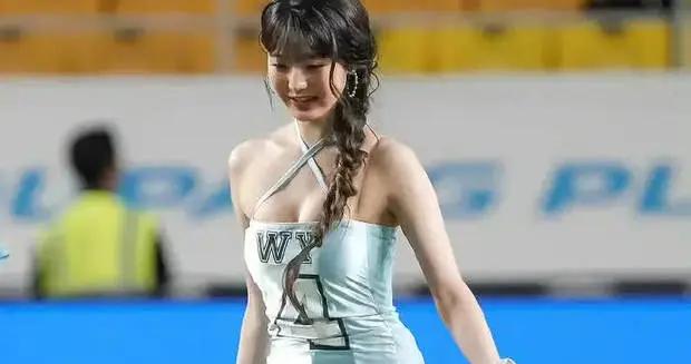 韓國女團IVE爲足球賽開球！張元英因服裝太性感惹爭議