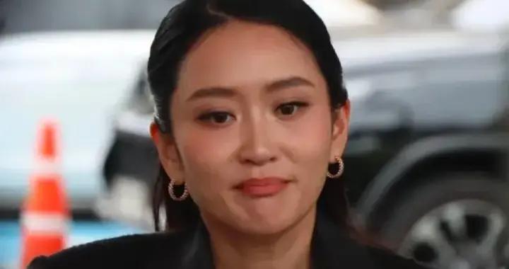 佩通坦不到一年就被停職，她們家族出了三位泰總，老公是泰王親戚