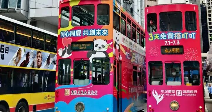 香港叮叮車三天免費坐，這是雙層電車很適合遊客街拍，也叫叮噹車