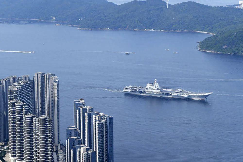 山東艦抵港當晚，香港一35歲男子涉嫌違規使用無人機航拍被拘，最高或可判罰10萬元及2年監禁