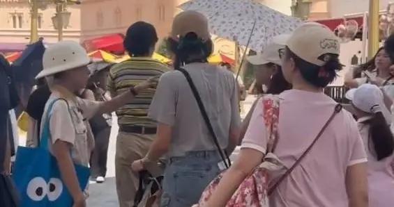 林志玲一家三口遊玩環球影城 扎麻花辮跟兒子聊天好溫柔