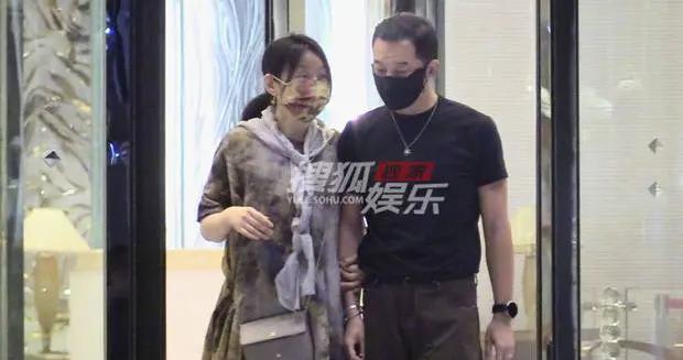 衆星聚會氛圍輕鬆！閆妮微醺挽沙溢手臂私語