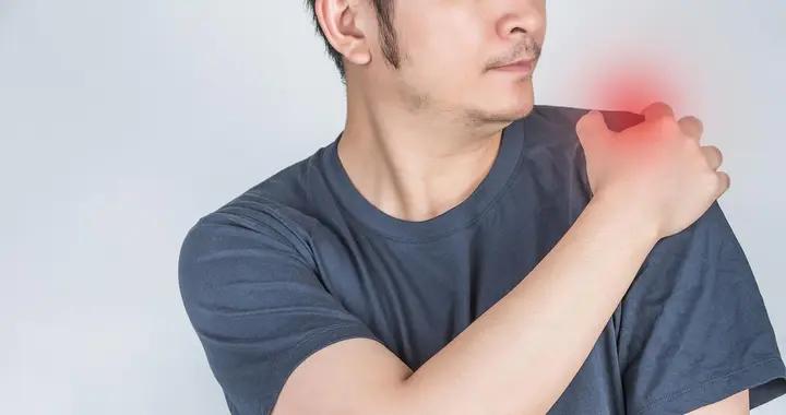左背肩胛骨下方疼？別忽視，可能是這些原因在“搗亂”