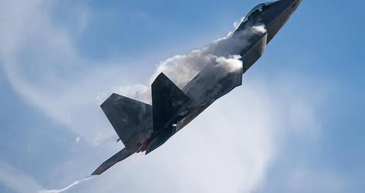 雷達上看不見！F-22猛禽創144：0空戰神話，美砸百億升級對抗殲20​​