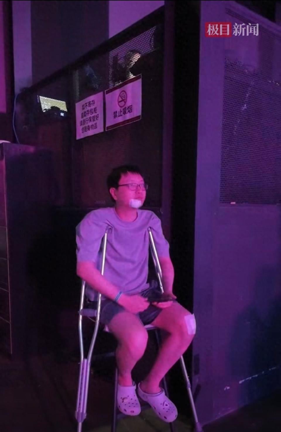 龐麥郎深圳演唱會約400名聽衆，有粉絲拄拐來看演出：雖不太符合大衆審美，但真誠