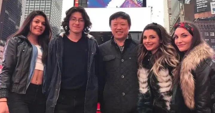 宋清輝和胡錫進，他們兩個對李某某被開除有意見，老胡也有女兒