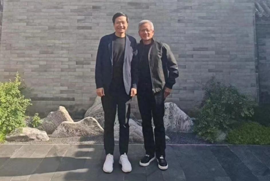 英偉達CEO黃仁勳今年第三次來華，與雷軍親密合影曝光