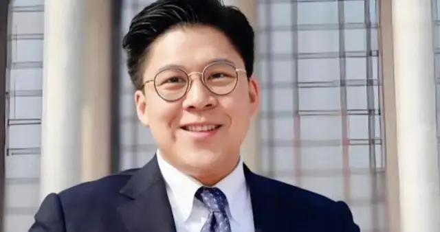 央媒官宣！46歲霍啓剛再升職，級別有些高，背後是誰在爲他鋪路？