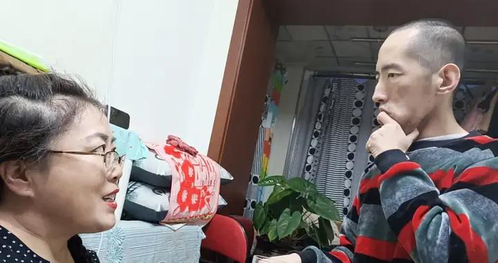 二婚丈夫去世後她把腦癱繼子養大，白天搬磚晚上刷碗，28年母子情感動全網！
