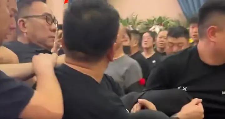94歲楊少華葬禮，郭德綱趙本山送花圈，老大痛哭，楊議崩潰被擡出