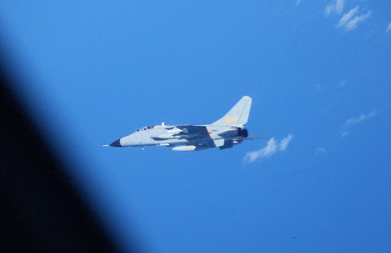 再近一點就開火？殲轟-7A貼身30米攔截日本軍機，強勢回應挑釁！