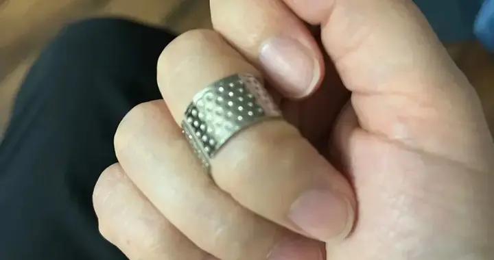 頂針也叫頂箍、針箍，做針線活要用到，小時候拿它當戒指