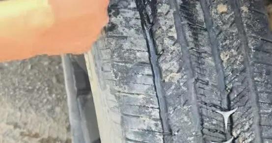 遊客自駕青甘大環線，3輛車被扎幾十個釘子，沒有一個輪胎能倖免