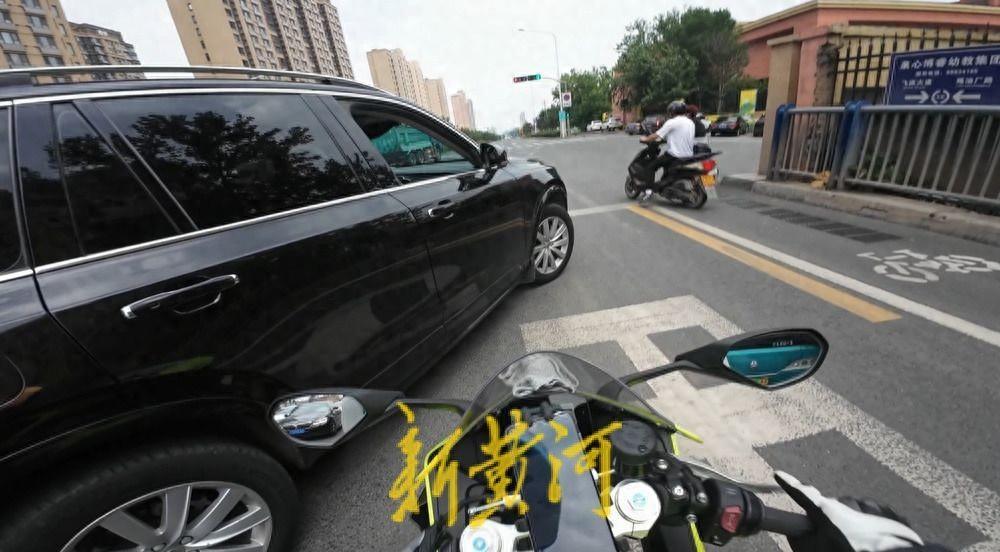 “越野車男子別停摩托車”事件調查：男子非中聯重科員工，目前已被行政拘留