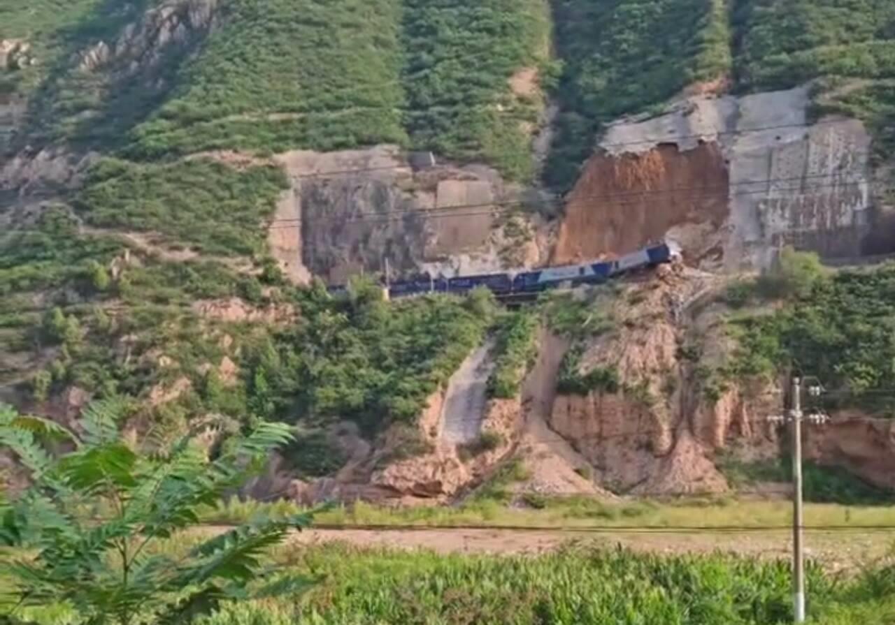 山體塌方致隴海鐵路貨運機車脫線，事發地政府：司機擦傷，上千人參與搶修